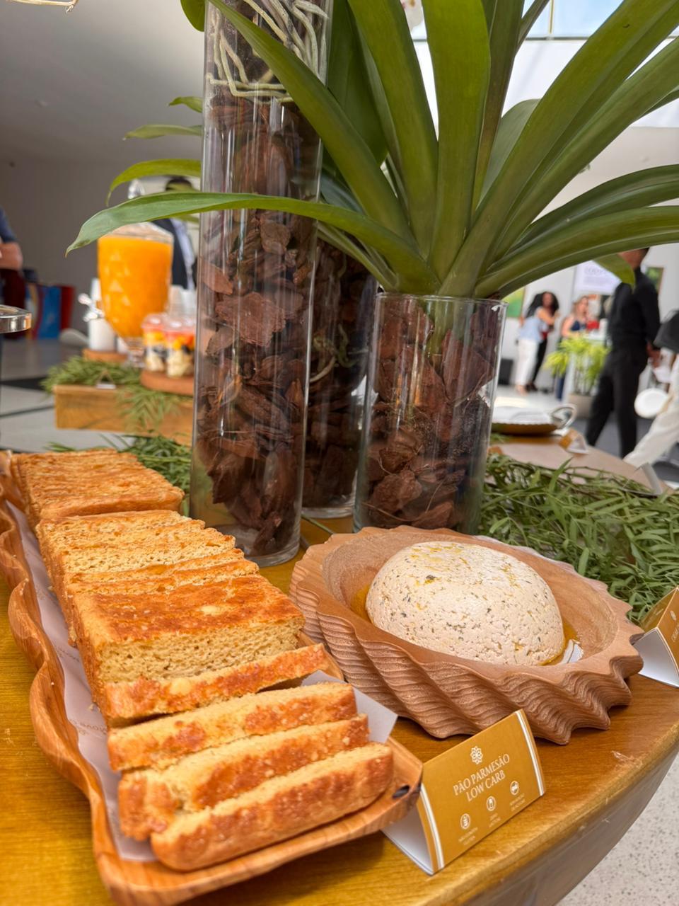 Pão parmesão low carb servido em evento com decoração natural