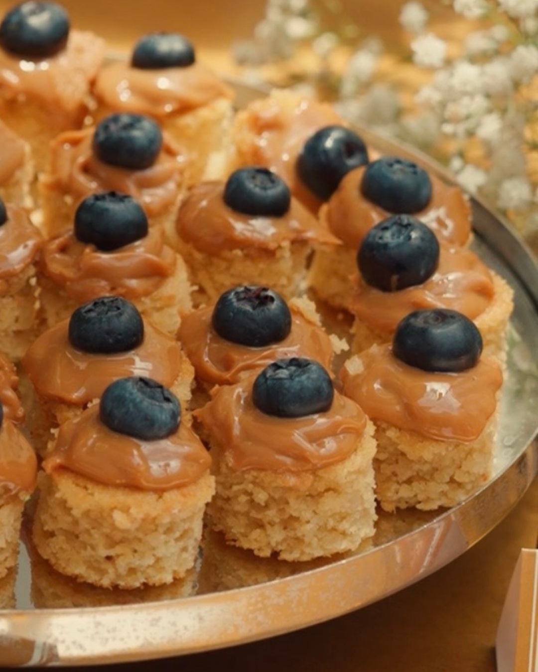 Doces em cubos com cobertura caramelizada e blueberry