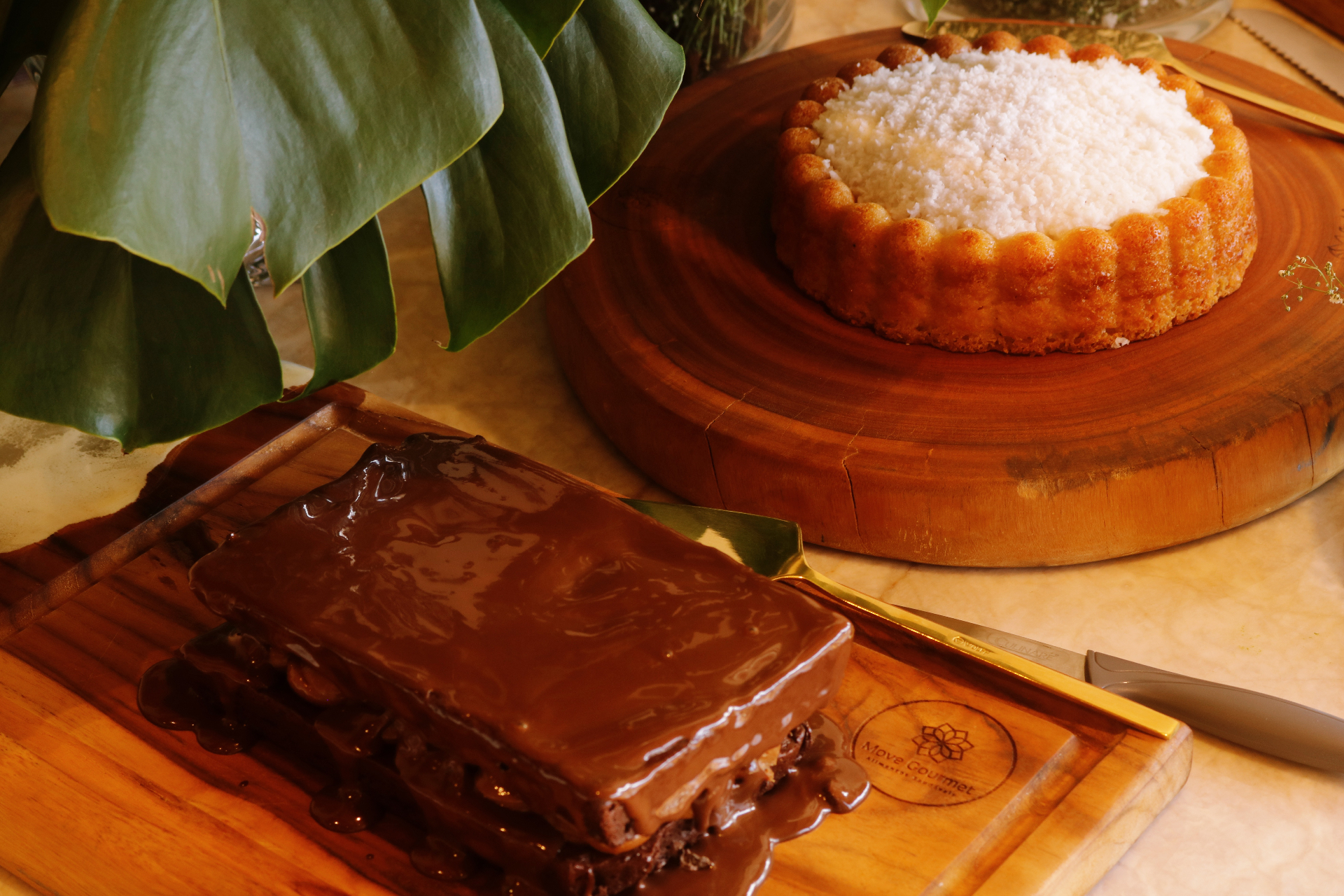 Brownie com cobertura intensa de chocolate servido em tábua de madeira