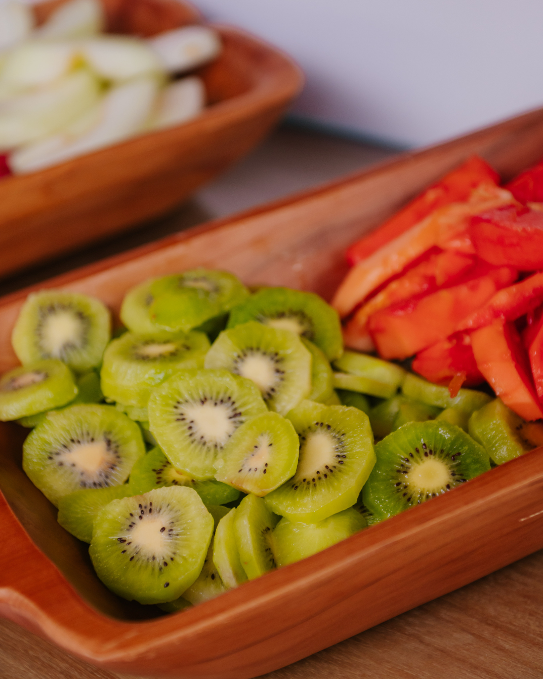 Kiwi e morangos frescos servidos em travessa