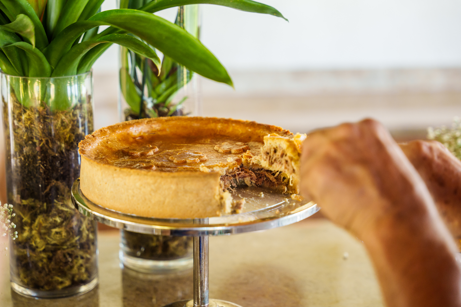 Quiche artesanal sendo servida durante evento corporativo