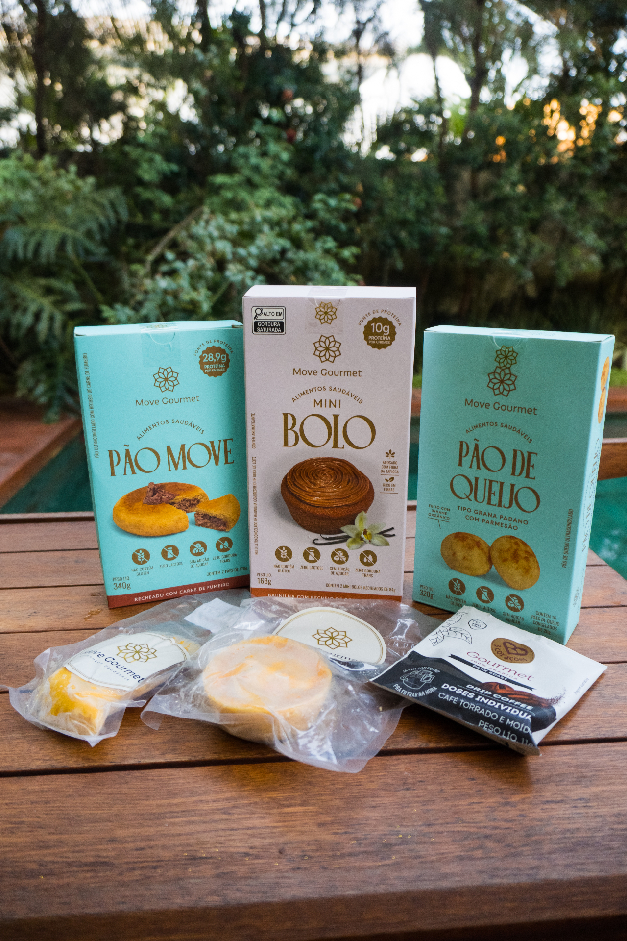 Linha de produtos Move Gourmet disposta sobre mesa de madeira