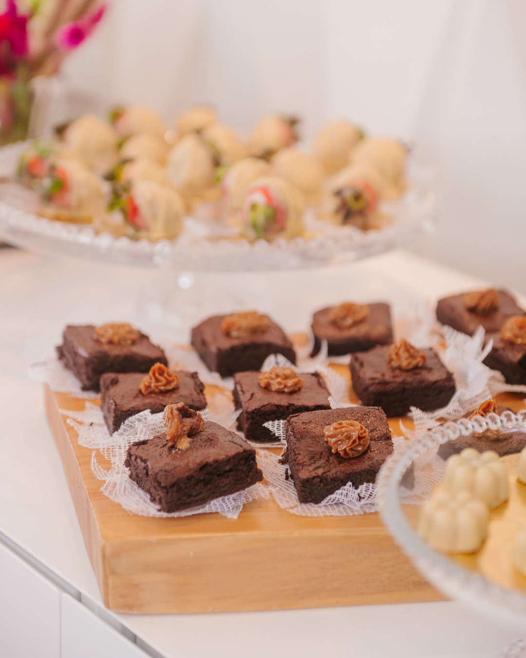 Brownies servidos em mesa de doces premium