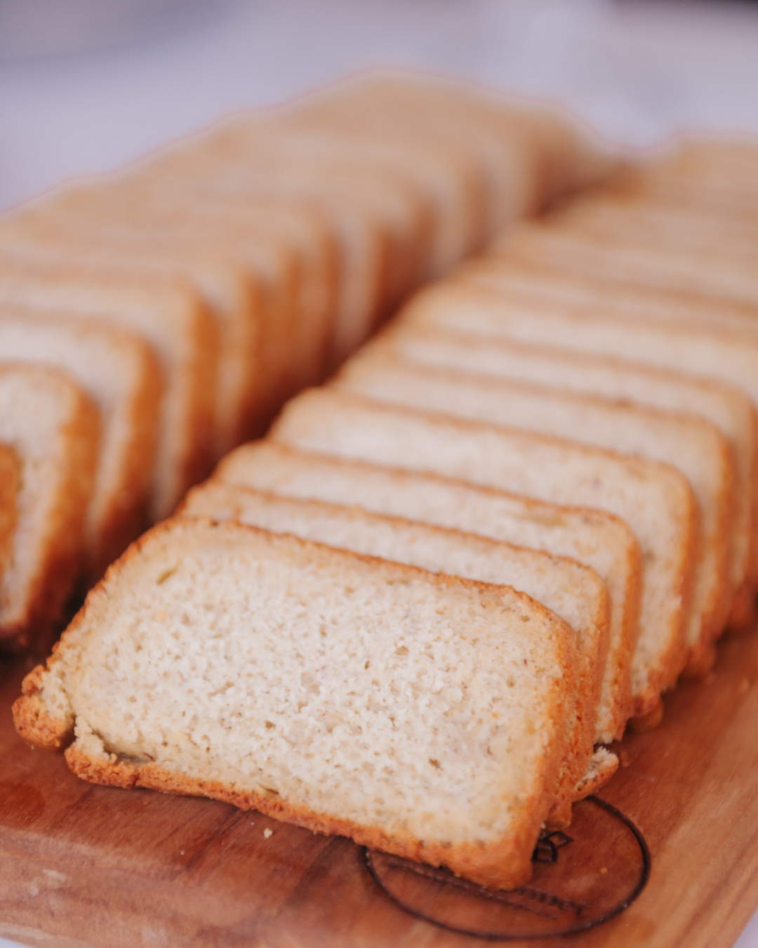 Pão artesanal sem glúten fatiado sobre tábua